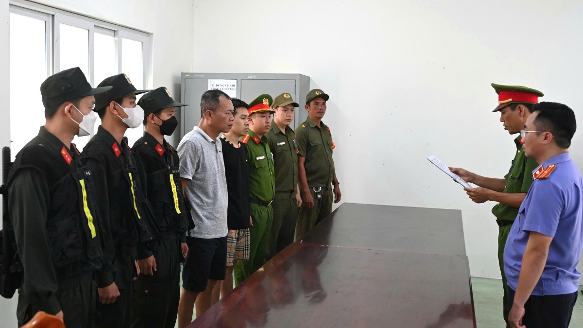 Công bố quyết định tạm giữ 2 đối tượng trong vụ dùng xẻng đánh du khách từ mâu thuẫn đậu xe ô tô tại trụ sở Công an phường Vũng Tàu. Ảnh: Thành An