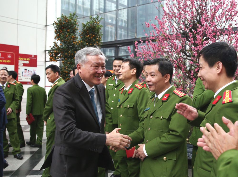 Standing Deputy Prime Minister Nguyen Hoa Binh visits and wishes Tet to officers and soldiers of the Department of Police for Investigation of Crimes of Corruption, Economy, and Smuggling (C03). Photo: Pham Dong