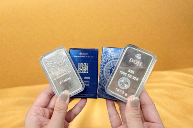 Ngoài kênh mua trực tiếp tại hệ thống Trung tâm Vàng bạc Trang sức DOJI, khách hàng có thể giao dịch qua ứng dụng eGold - giải pháp cho phép thực hiện mua bán tiện lợi, giảm thời gian chờ đợi, giao dịch thời gian thực giúp giảm tối đa độ trễ biến động giá. Ảnh: Doji