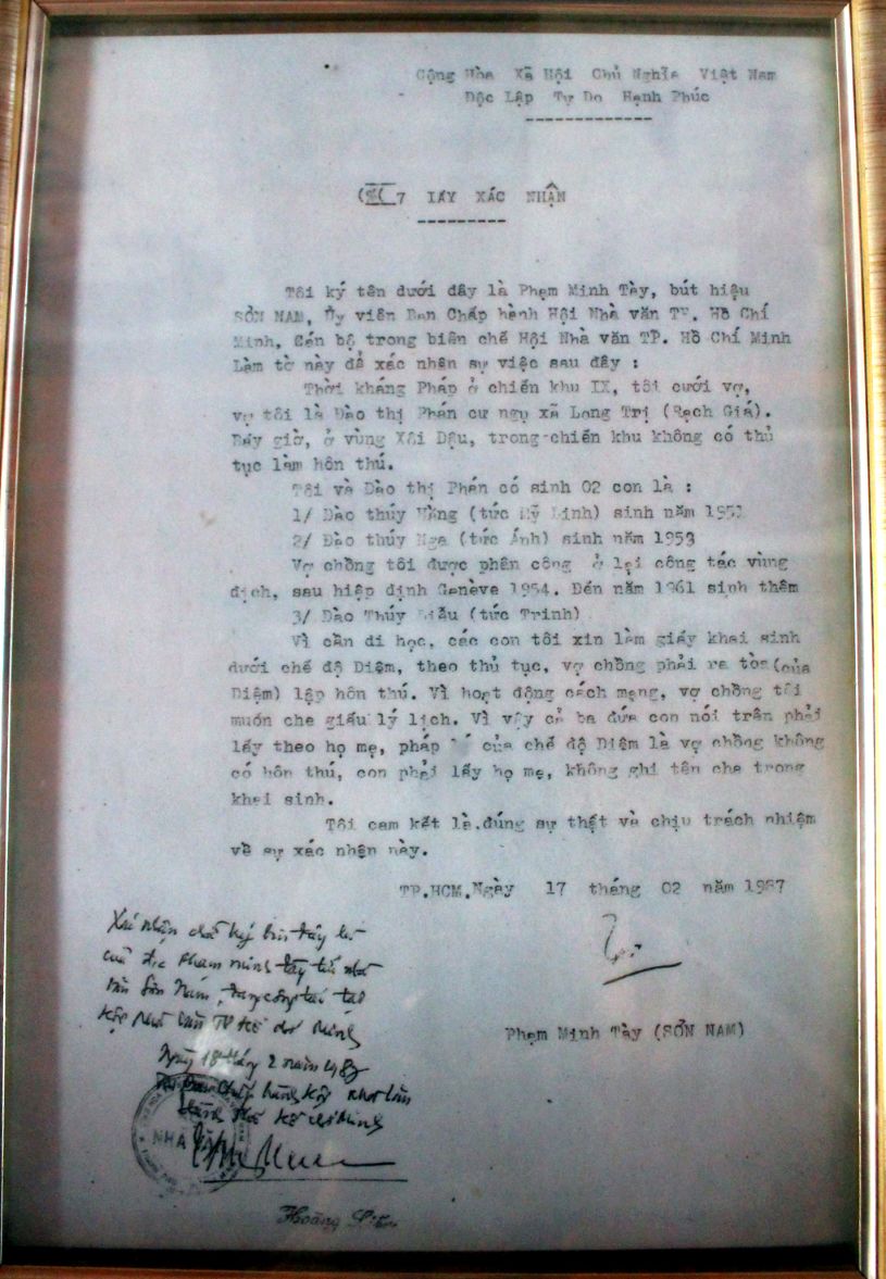 Giấy xác nhận về 3 người con ruột không mang họ cha của nhà văn Sơn Nam. Ảnh: Chụp lại tư liệu gia đình