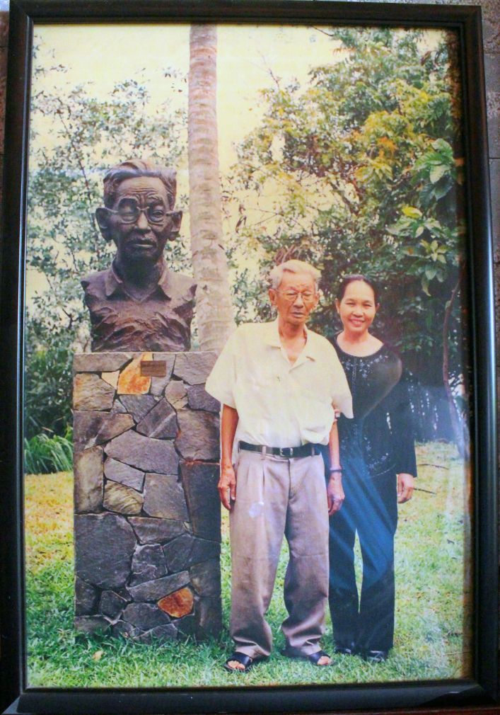 Nhà văn Sơn Nam và con gái đầu - Đào Thúy Hằng. Ảnh: Chụp lại tư liệu gia đình.