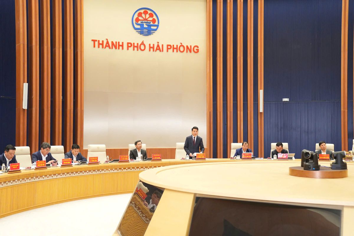 Chủ tịch UBND thành phố Lê Ngọc Châu phát biểu chỉ đạo tại cuộc họp. Ảnh: Cổng TTĐT Hải Phòng