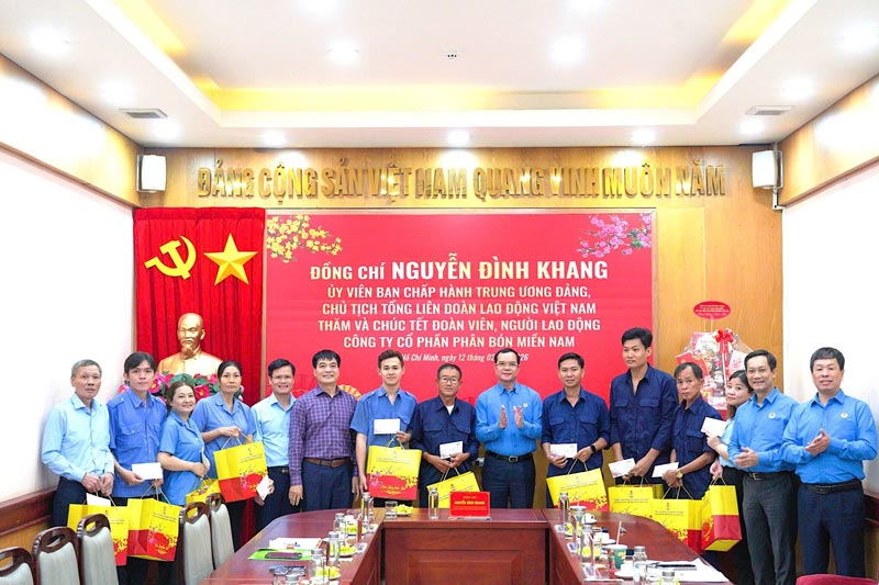 Member of the Party Central Committee, Vice Chairman of the Central Committee of the Vietnam Fatherland Front, President of the Vietnam General Confederation of Labor Nguyen Dinh Khang presents Tet gifts to workers. Photo: Vinachem