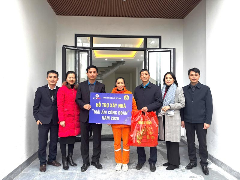 Đại diện Công đoàn Điện lực Việt Nam trao hỗ trợ “Mái ấm Công đoàn” tới chị Lê Thu Hiền. Ảnh: CĐĐLVN