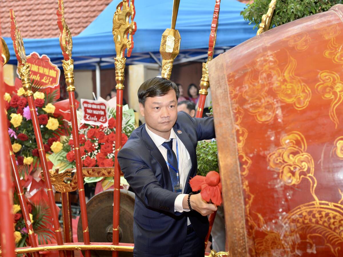 Chủ tịch UBND phường Bạch Đằng Nguyễn Hoàng Minh thực hiện nghi thức đánh trống khai hội. Ảnh: Phương Mai