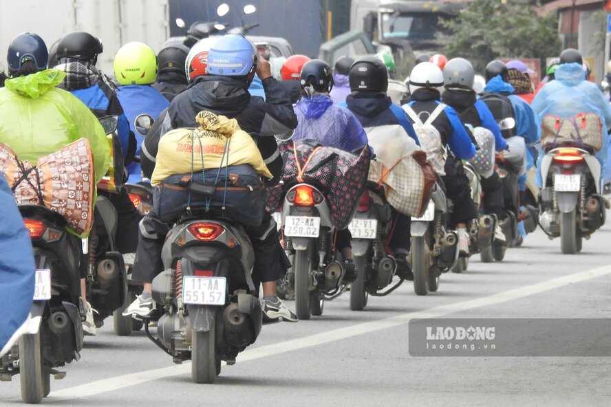 A large number of workers leave their hometown of Lang Son to return to work in industrial parks after Tet. Photo: To Cong.