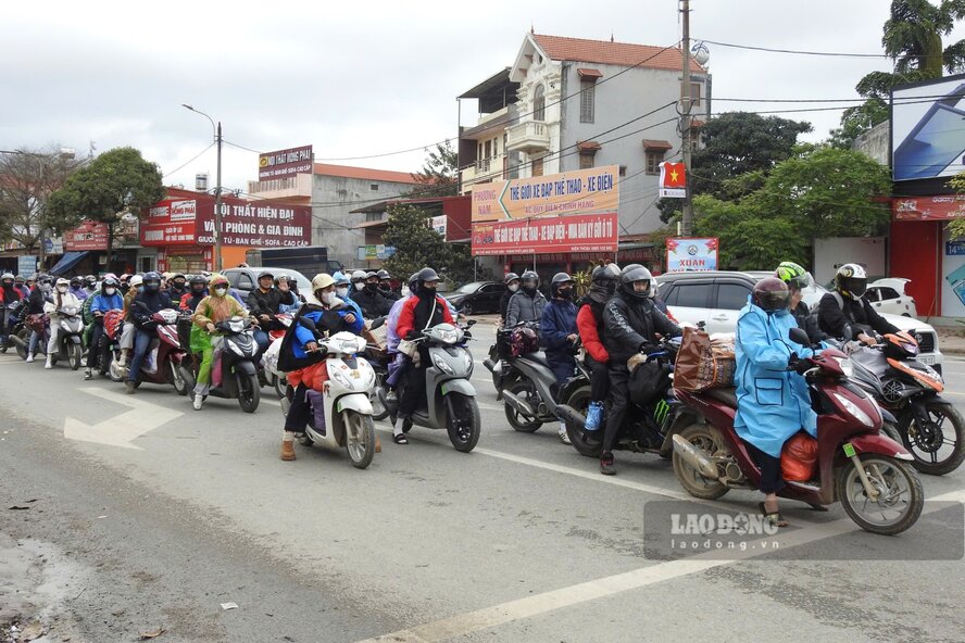 Công nhân dừng đèn đỏ kín ngã tư giao nhau giữa Quốc lộ 1A với Quốc lộ 4B (ngã tư Mỹ Sơn). Ảnh: Tô Công.
