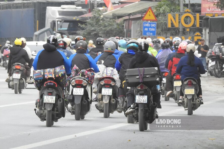 Nhiều công nhân đã khoác lên mình chiếc áo đồng phục của công ty. Ảnh: Tô Công.