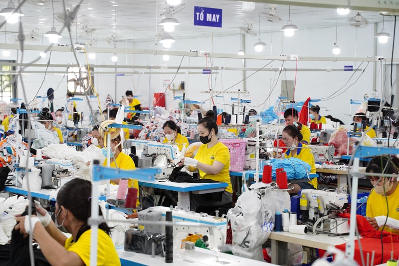 DONY Garment Co., Ltd. is rushing to produce to ensure delivery progress to partners. Photo: Tuyet Lan