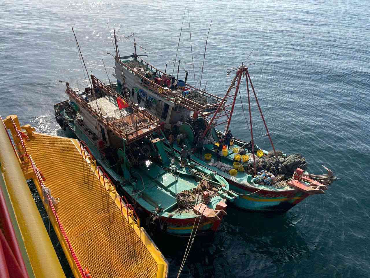 Tàu cá BT93535TS và BT97903TS cập nhà giàn nhờ hỗ trợ cấp cứu ngư dân. Ảnh: