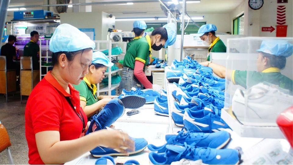 Không khí làm việc khẩn trương tại phân xưởng khi đơn hàng tăng. Ảnh: Hoàng Lộc