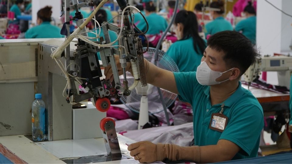 Công nhân trở lại dây chuyền sản xuất sau Tết. Ảnh: Hoàng Lộc