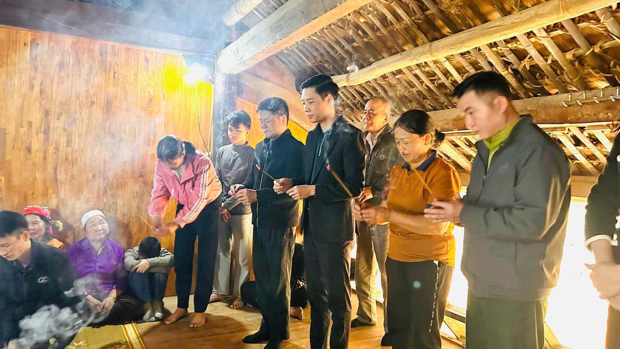 The Vietnam Fatherland Front Committee of Lao Cai province expresses condolences to the families of the victims who encountered the accident on Thac Ba Lake. Photo: Van Duc