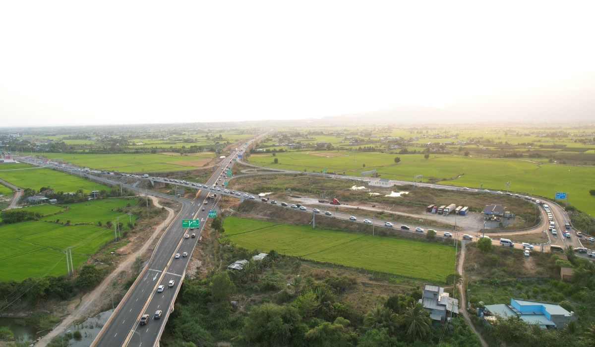 Xe đông tại nút giao Quốc lộ 28. Ảnh: Duy Tuấn