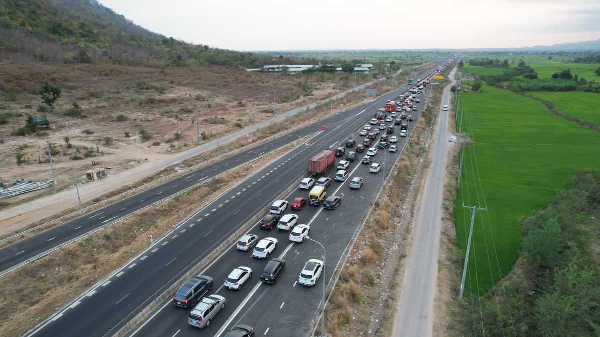 Xe ô tô xếp hàng dài đoạn km205 cao tốc Vĩnh Hảo - Phan Thiết, chiều 22.2. Ảnh: Duy Tuấn