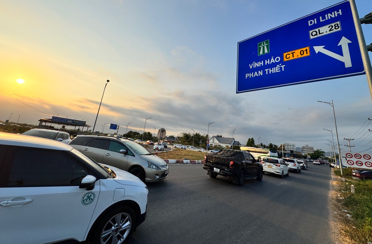 Các xe được điều tiết ra khỏi cao tốc tại nút giao Quốc lộ 28. Ảnh: Duy Tuấn