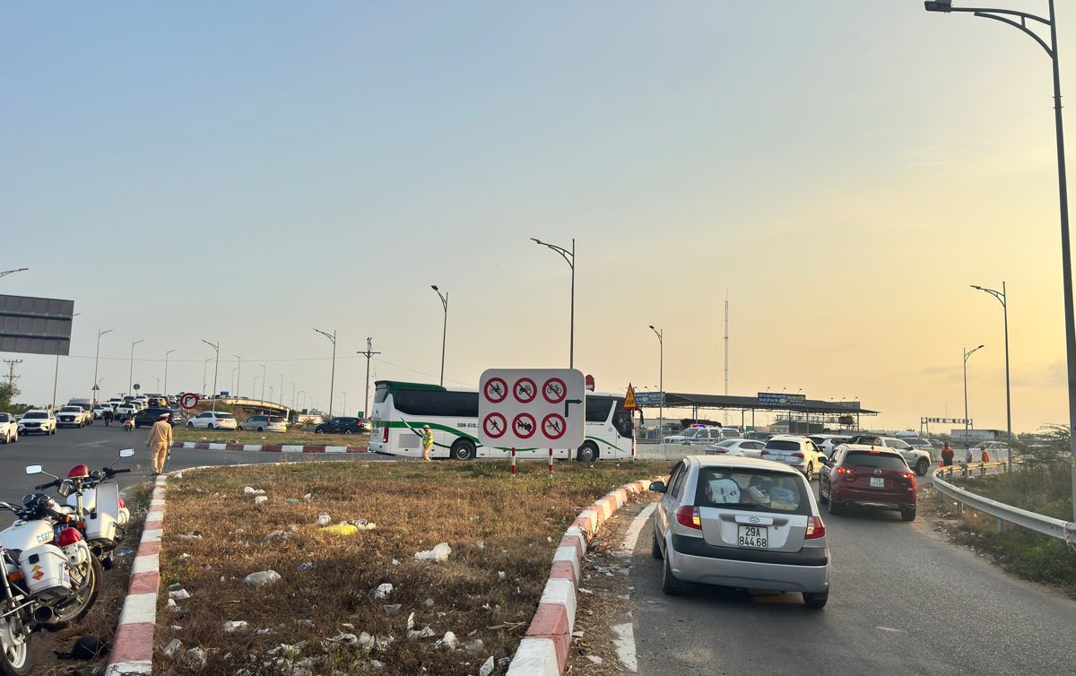 Cảnh sát Giao thông phân luồng tại nút giao. Ảnh: Duy Tuấn