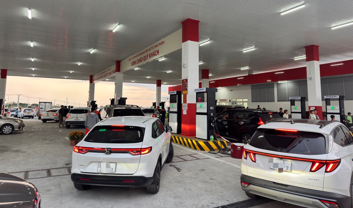 Rất đông xe ô tô vào trạm dừng nghỉ để đổ xăng. Ảnh: Duy Tuấn