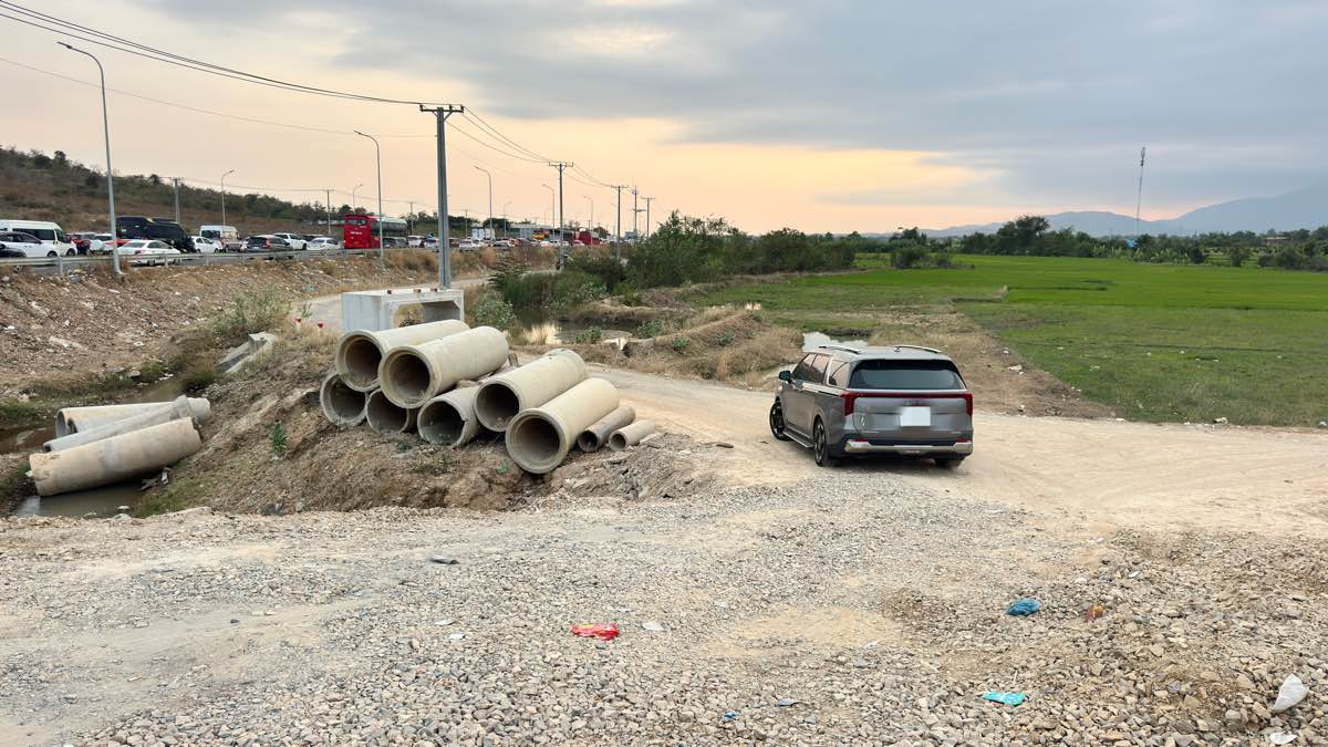 Có ô tô xuống đường gom dân sinh để tìm cách thoát dòng xe ùn ứ. Ảnh: Duy Tuấn