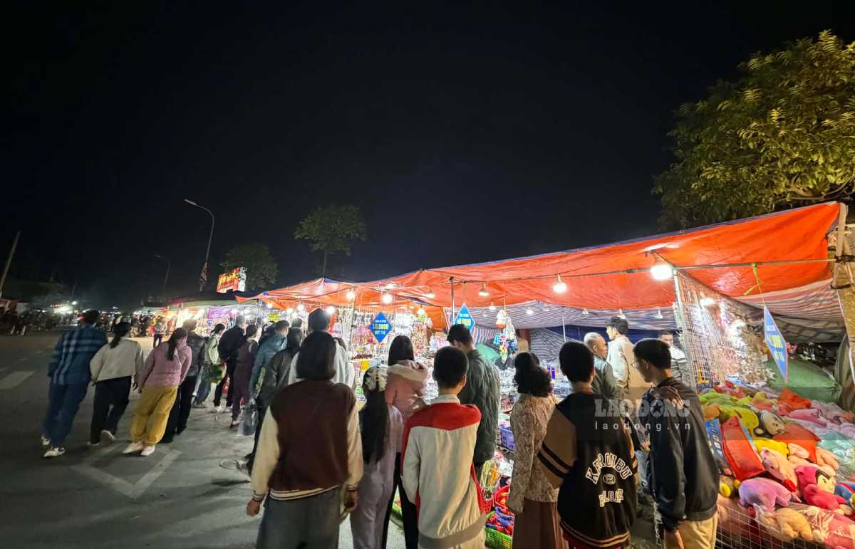 Người dân đổ về chợ Viềng trước giờ khai hội. Ảnh: Lương Hà