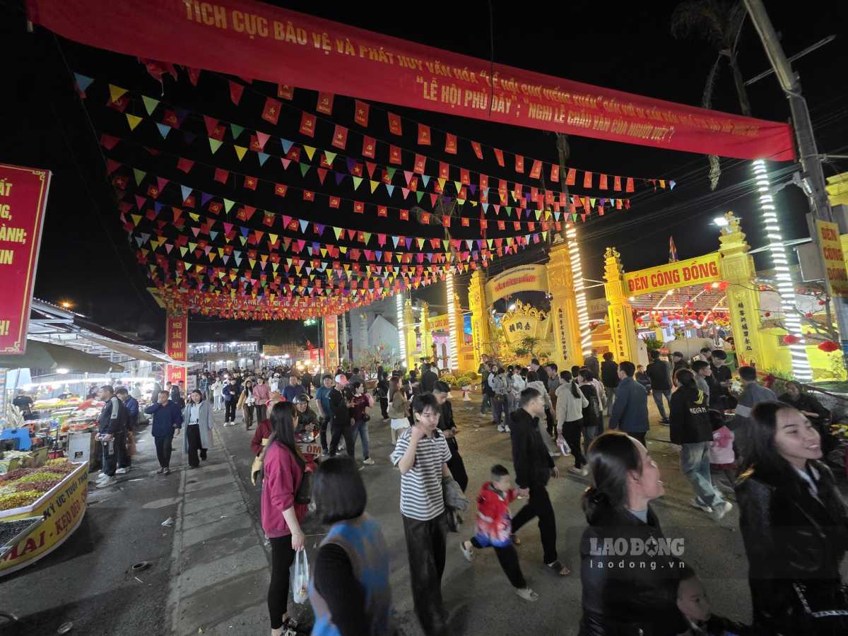 Bustling atmosphere at Vieng market before the opening ceremony. Photo: Luong Ha