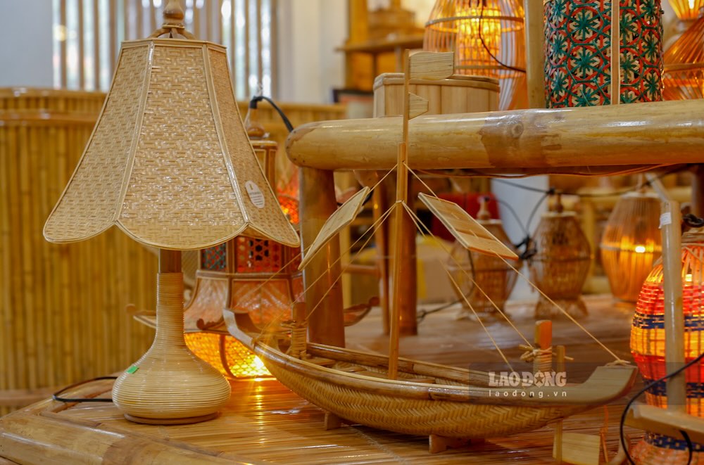 Những món đồ trang trí trong nhà cũng được sáng tạo khéo léo. Ảnh: Nguyễn Luân