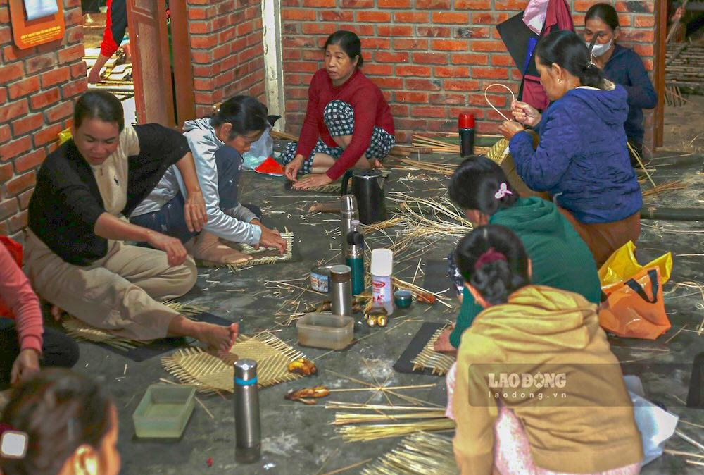 Nghề đan lát tre mây tạo việc làm cho nhiều lao động tại địa phương. Ảnh: Nguyễn Luân