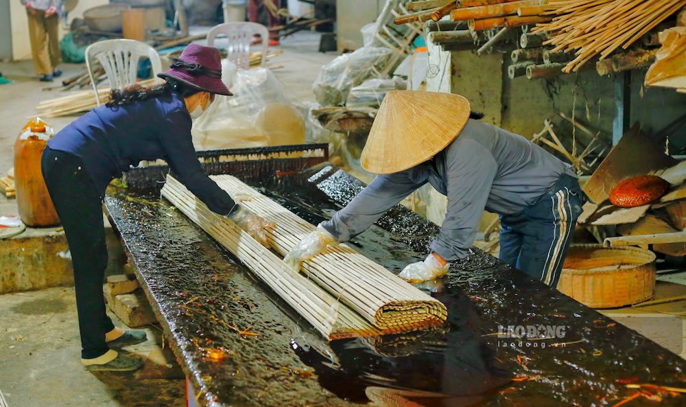 Craftsmen day and night maintain the traditional weaving craft. Photo: Nguyen Luan