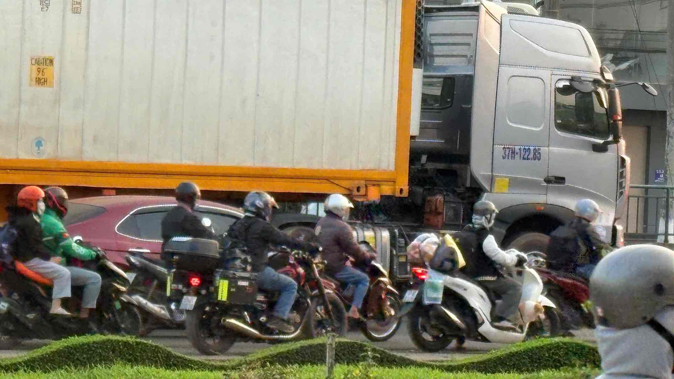 Người dân mang theo nhiều hành lý di chuyển khó khăn. Ảnh: V.V.V