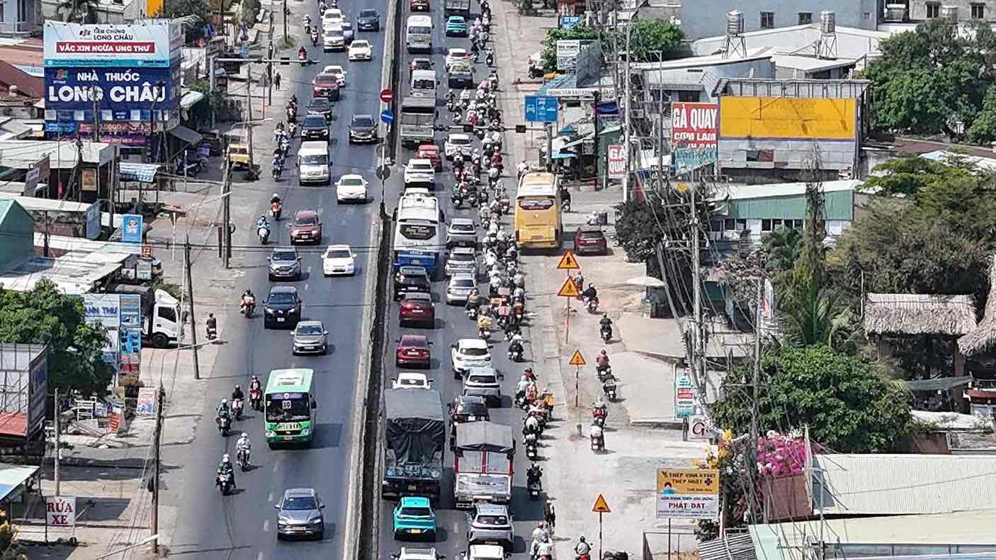 Phương tiện di chuyển chậm do lưu lượng lớn trên quốc lộ 1. Ảnh: V.V.V