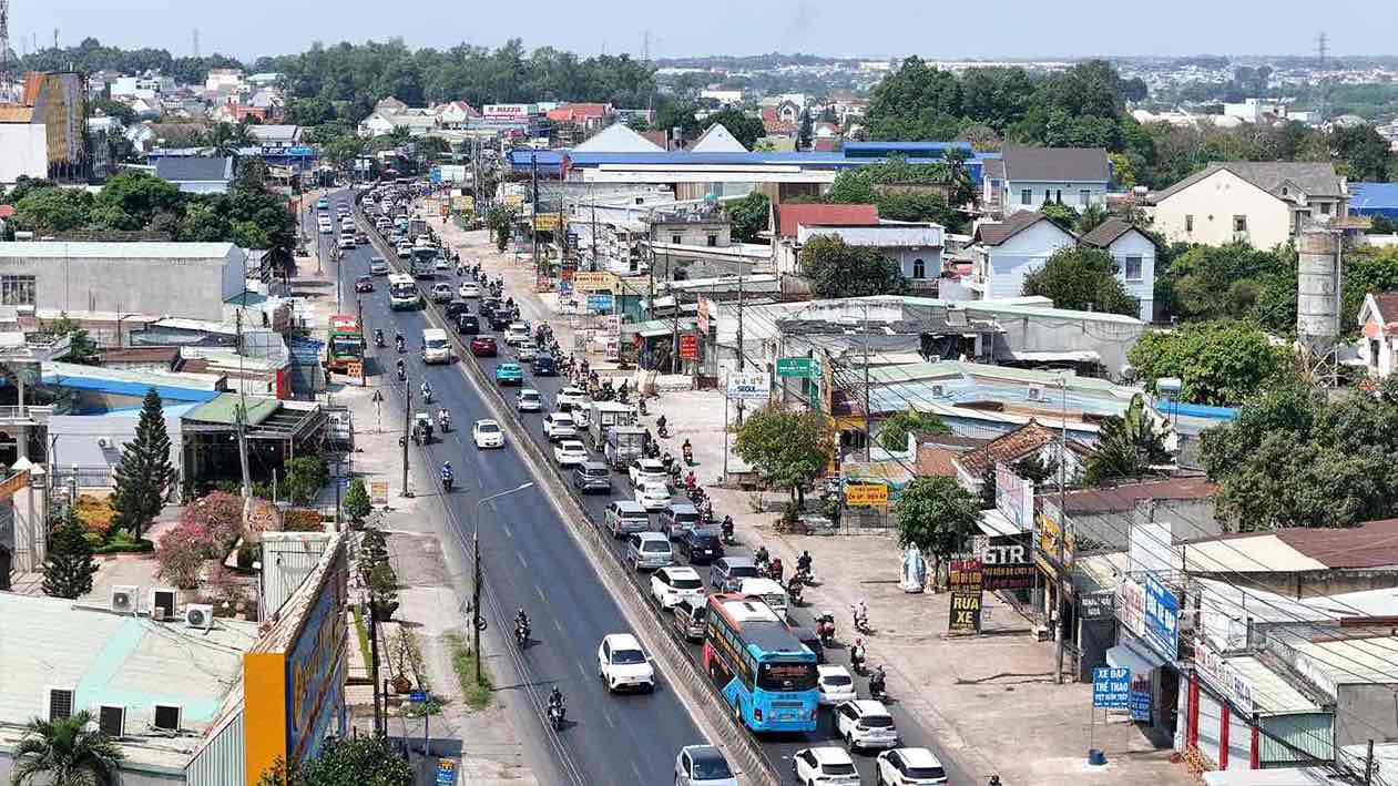 Người dân về TPHCM qua quốc lộ 1, đoạn tỉnh Đồng Nai. Ảnh: V.V.V