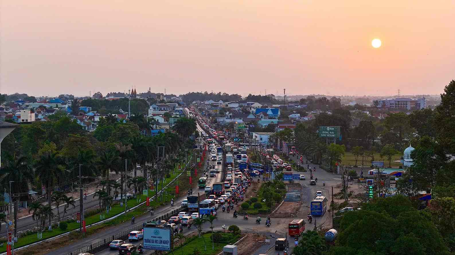 The stream of vehicles stretching for many kilometers on National Highway 1 through Trang Bom commune on the afternoon of February 22 takes people back to Ho Chi Minh City after the Tet holiday. Photo: V.V.V
