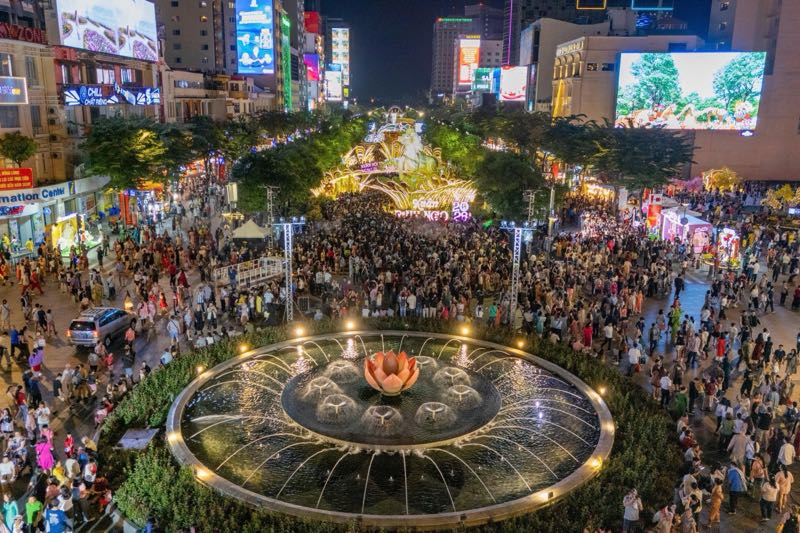 Tuyến đường Lê Thánh Tôn kẹt cứng, dòng phương tiện nối đuôi nhau kéo dài hàng km. Ảnh: Anh Tú