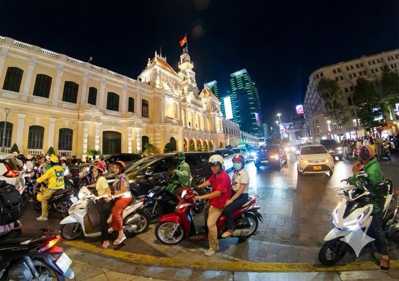 Cảnh đông đúc tại phía trước cổng chính Đường hoa Nguyễn Huệ trong những giờ cuối cùng mở cửa. Ảnh: Anh Tú