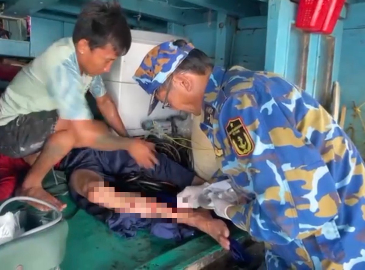 The offshore platform military medical team rescues fishermen.