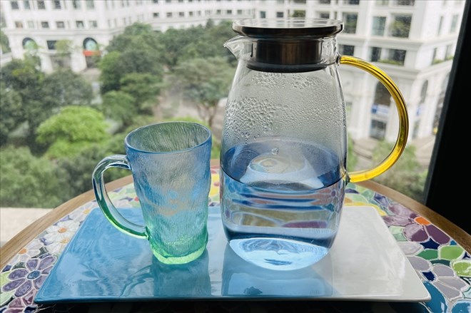 Skin care in humid weather is not only about changing cleaning and moisturizing methods but also about drinking enough water. Photo: Kieu Vu