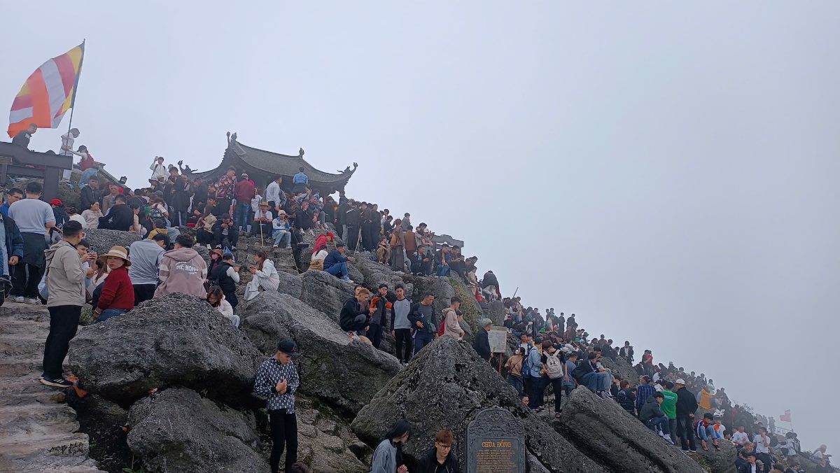 Du khách trên chùa Đồng Yên Tử. Ảnh: Nguyễn Hùng