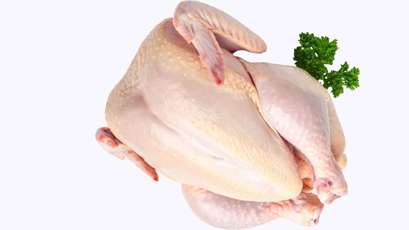 Washing chickens in the wrong way brings disaster upon many people who still do it every day. Graphic photo: Hoang Loc.