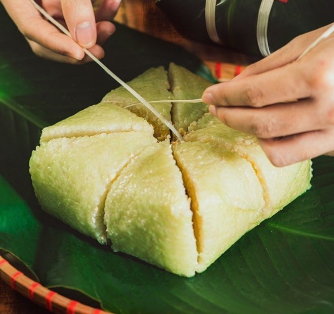 Banh chung fried with filtered water will limit grease, good for health. Photo: Huong Van.