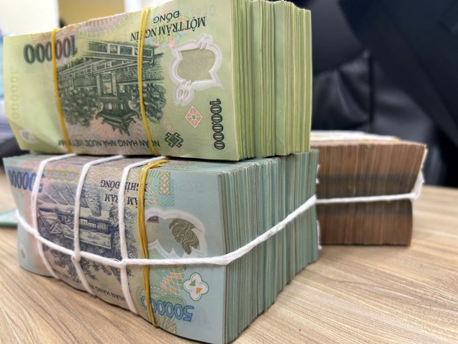 Salaries will be deducted and accounts will be frozen if administrative fines are not paid. Photo: Pham Dong