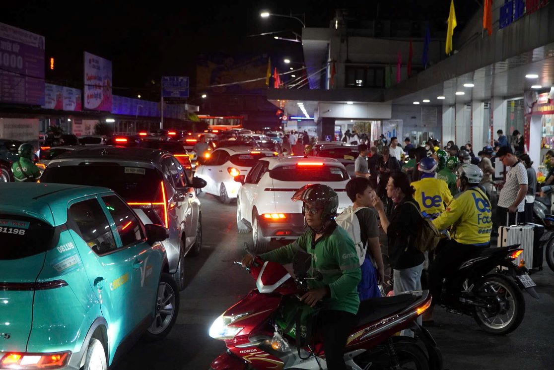 Bên trong bến xe đông đúc dù đã gần 0h.