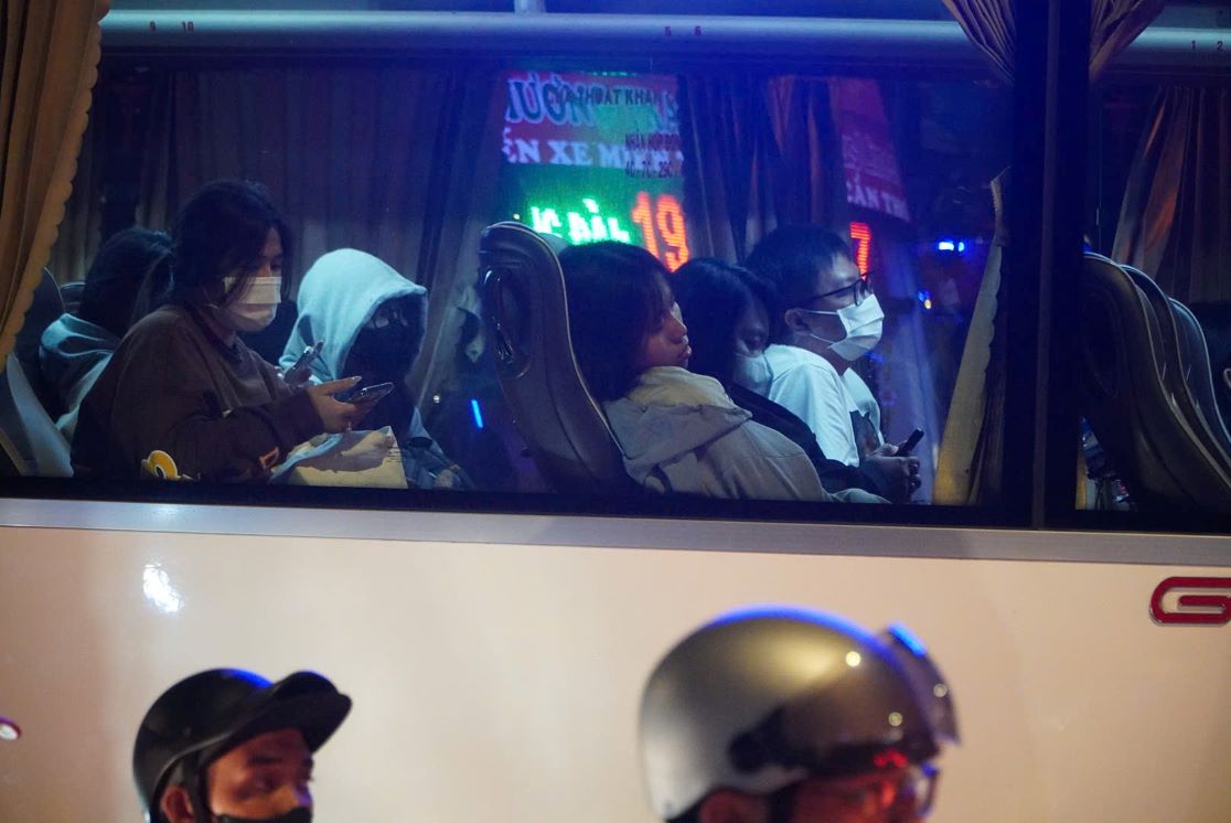 Trên xe khách, nhiều hành khách tỏ ra mệt mỏi, tranh thủ chợp mắt sau hành trình dài.