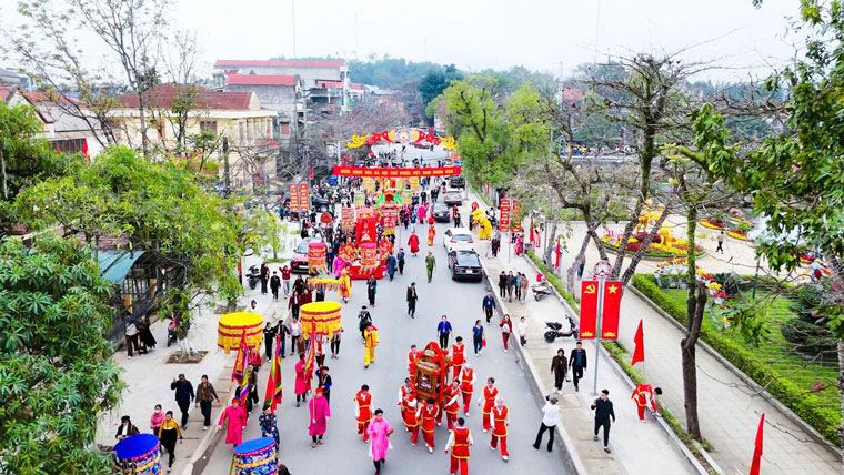 Un gran número de personas y turistas se reunieron a lo largo de las carreteras centrales de la comuna de Mau A para participar y ver la procesión de la Diosa Madre - festival del templo Dai An. Foto: Van Duc