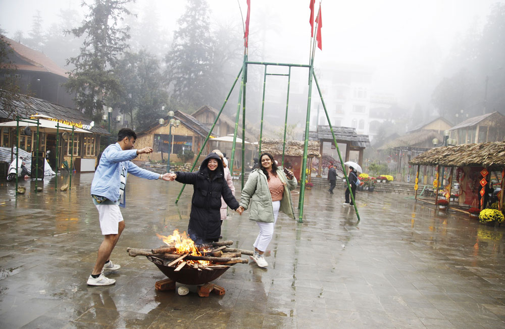Du khách nước ngoài vui vẻ trải nghiệm Tết Nguyên đán 2026 tại Sa Pa. Ảnh: Thanh Phong