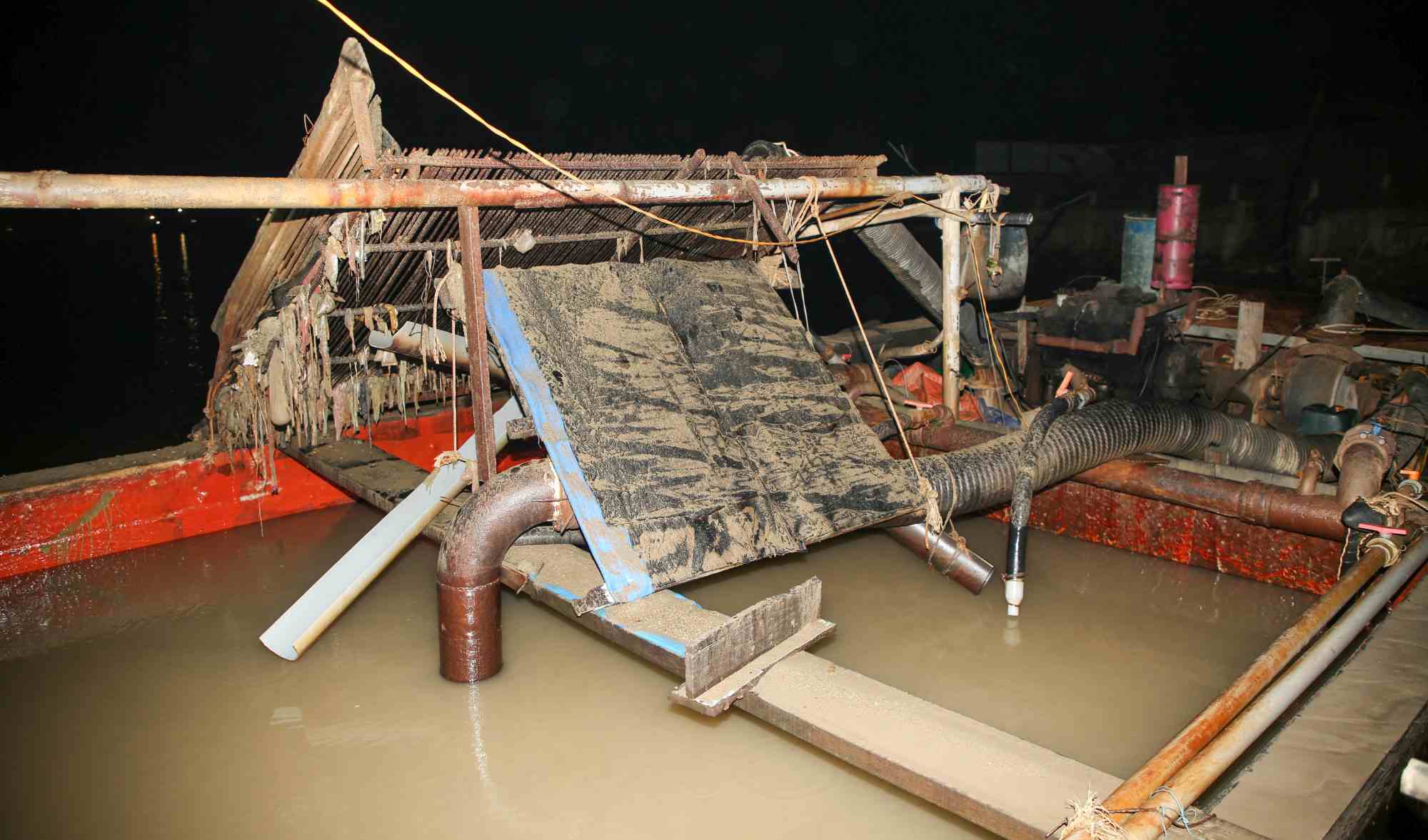 Hiện trường trên hai chiếc tàu khai thác cát trái phép trên sông Gianh. Ảnh: PV