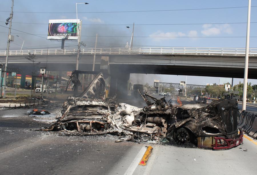 Hiện trường một chiếc xe bị đốt cháy trên đường phố trong tình trạng báo động đỏ tại thành phố Guadalajara, thủ phủ bang Jalisco, Mexico, ngày 22.2.2026. Ảnh: Xinhua