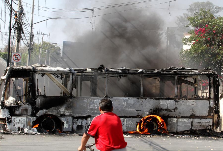 Xe bị đốt cháy trong tình trạng báo động đỏ tại thành phố Guadalajara, thủ phủ bang Jalisco, Mexico, ngày 22.2.2026. Ảnh: Xinhua