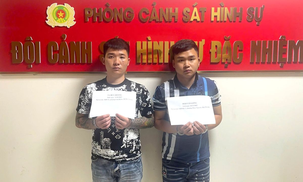Các đối tượng Tạ Huy Hoàng và Đào Văn Long tại Phòng Cảnh sát hình sự. Ảnh: Công an Hải Phòng