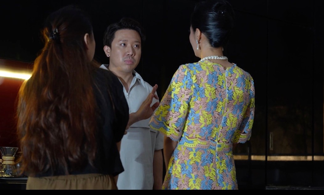 Tran Thanh instructs Van Mai Huong to act. Photo: Film crew.