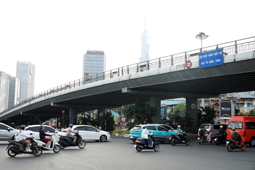 Sáng mùng 7 Tết, dòng phương tiện trên đường Xô Viết Nghệ Tĩnh (hướng vào trung tâm) tấp nập lúc 8h. Ảnh: Thái Bảo